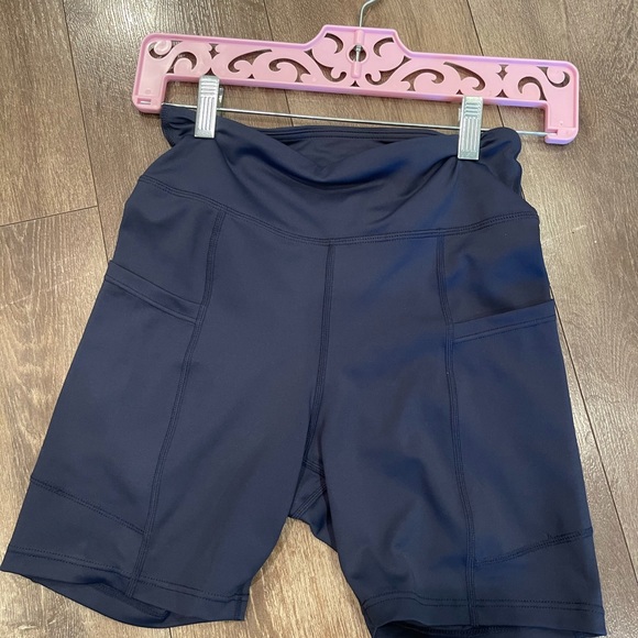 Women’s yoga shorts with side pockets - Picture 2 of 5